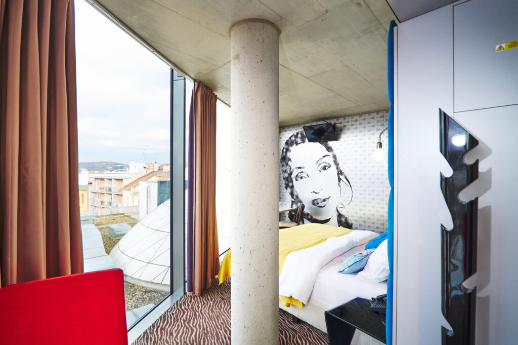 SONO_double_room_king_size_bed_D1002024