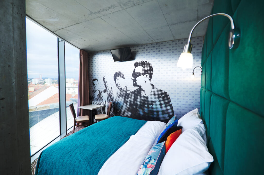 SONO_double_room_king_size_bed_D1002097